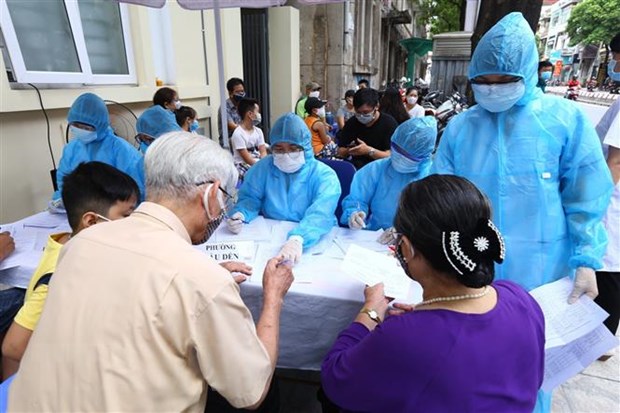 Người về từ Đà Nẵng làm thủ tục xét nghiệm nhanh tại phường Bách Khoa và phường Cầu Dền (quận Hai Bà Trưng, Hà Nội)
