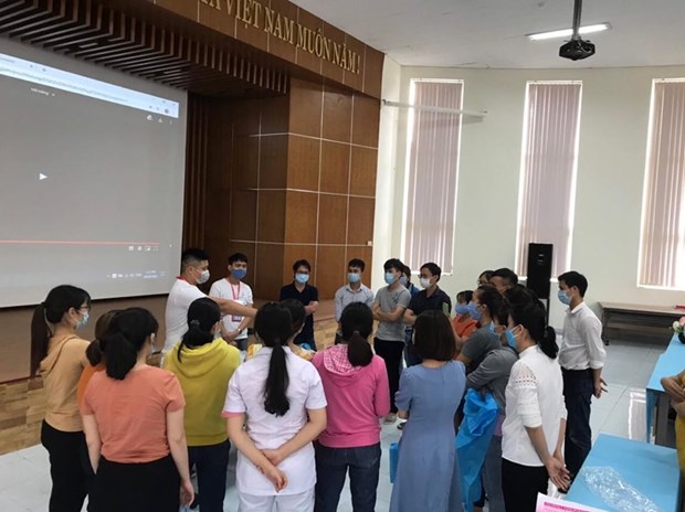Các thành viên của Tổ công tác Trường Đại học Y Hà Nội trao đổi chuyên môn về xét nghiệm với các cán bộ y tế Bệnh viện Đa khoa Trung ương Quảng Nam. (Ảnh: PV/Vietnam+)