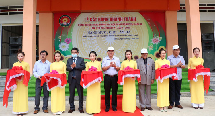 Lãnh đạo huyện Lâm Hà cắt băng khánh thành chợ tại Dự án Khu đô thị mới - Trung tâm thương mại thị trấn Đinh Văn