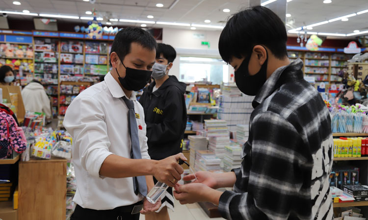 Người dân đến mua sắm tại Siêu thị Coop Mart Bảo Lộc đều chủ động đeo khẩu trang phòng chống dịch Covid-19