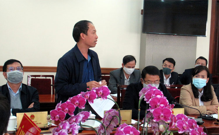 Ông Sử Thanh Hoài - Chủ tịch UBND Lạc Dương phát biểu tại cuộc họp Ban Chỉ đạo phòng chống dịch Covid-19 tỉnh