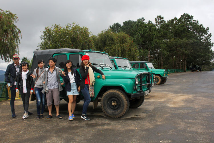 Du khách khám phá đỉnh Langbiang bằng xe Jeep