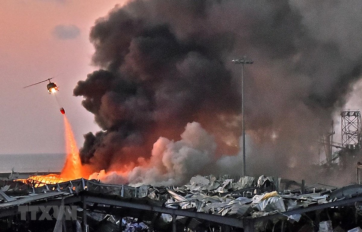 Máy bay nỗ lực dập lửa bốc ngùn ngụt tại hiện trường vụ nổ lớn ở khu cảng thủ đô Beirut, Liban ngày 4/8/2020
