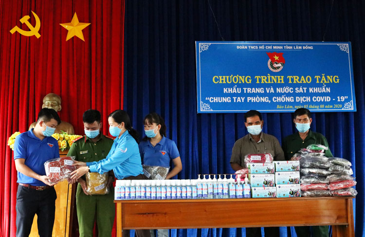 Tỉnh Đoàn Lâm Đồng tiếp tục tặng khẩu trang và nước rửa tay sát khuẩn