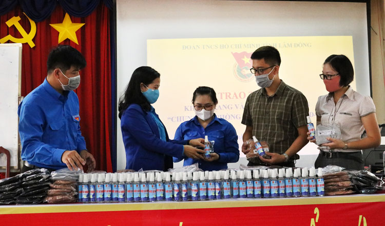 Tỉnh Đoàn trao tặng khẩu trang và nước rửa tay sát khuẩn cho các huyện, thành Đoàn phía Nam