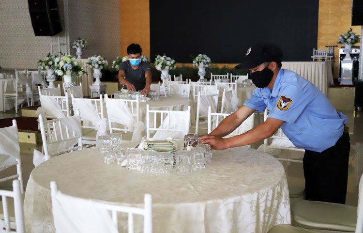 Mọi công việc đã được Nhà hàng tiệc cưới Hương Sắc Sài Gòn chuẩn bị xong để phục vụ đám cưới vào chiều 6/8, nhưng do khách xin hủy buộc nhà hàng phải chấp nhận thu dọn bàn ghế, chén bát.