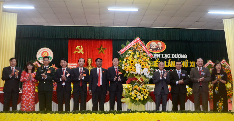 Đồng chí Trần Văn Hiệp - Phó Bí thư Tỉnh ủy Lâm Đồng tặng hoa chúc mừng Đại hội
