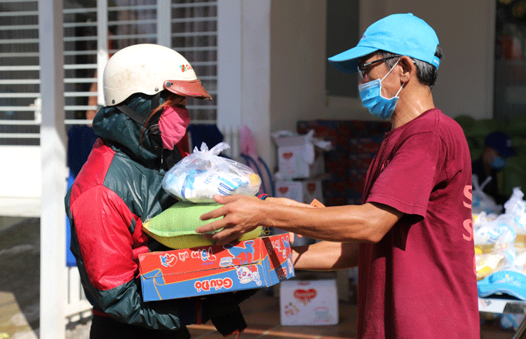 500 phần quà được trao tận tay tới các hộ khăn khăn trên địa bàn TP Bảo Lộc