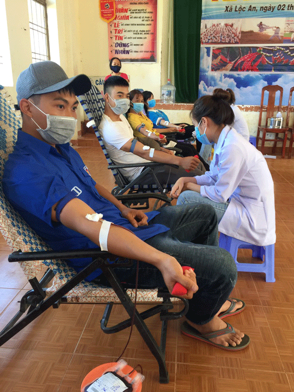 Các bạn trẻ ở xã Lộc An (Bảo Lâm) tình nguyện tham gia hiến máu