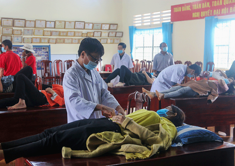 Cán bộ, tình nguyện viên và nhân dân huyện Di Linh tham gia hiến máu