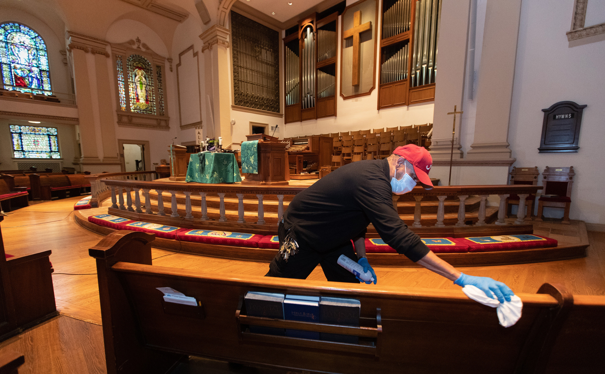 Nhân viên vệ sinh lau chùi chỗ dự lễ của những người đến cầu nguyện tại nhà thờ ở Nashville, bang Tennessee