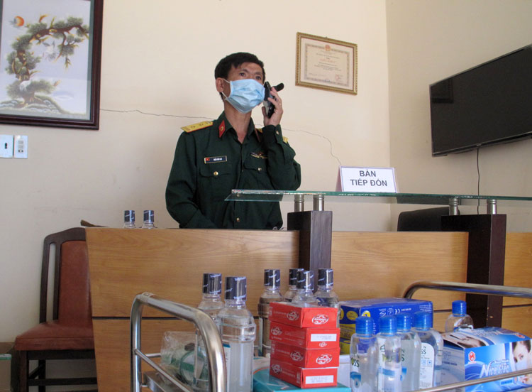Trung tá, Bác sỹ Trần Văn Lao - Bệnh xá trưởng Bệnh xá H32 đang kết nối thông tin liên lạc với ngành chức năng chuẩn bị đón người đến cách ly tập trung phòng dịch Covid-19