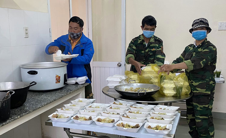 Các chiến sĩ nấu bữa ăn tại bếp ăn của Bệnh xá H32 để phục vụ cho các trường hợp cách ly tập trung tại đơn vị