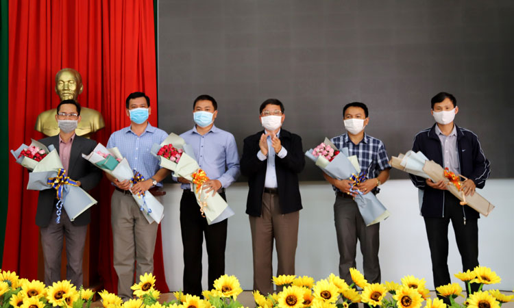 Đồng chí Nguyễn Văn Triệu – Bí thư Thành ủy Bảo Lộc tặng hoa và quà động viên các hội đồng thi trên địa bàn