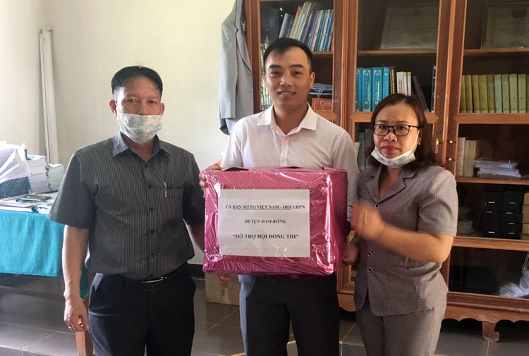 Hỗ trợ khẩu trang và nước xịt khuẩn tay cho các hội đồng thi ở Đam Rông