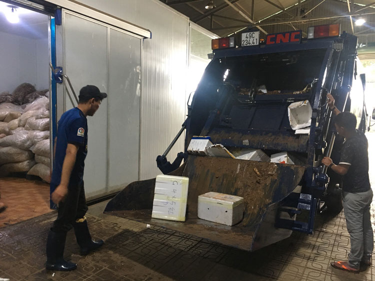 Toàn bộ dâu tâu được các ngành chức năng vận chuyển lên xe để chở đi tiêu hủy tại bãi rác Phú Hội, Đức Trọng