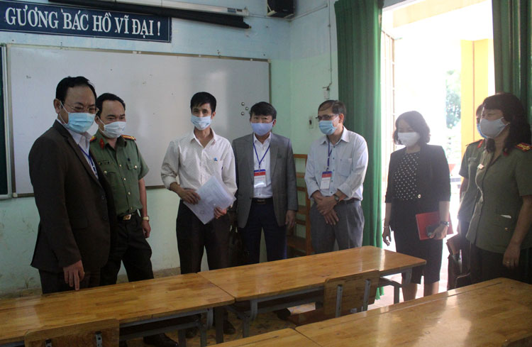 Đồng chí Nguyễn Văn Yên kiểm tra phòng thi tại điểm thi Trường THPT Đức Trọng