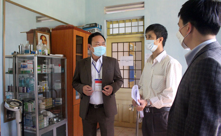 Đồng chí Nguyễn Văn Yên kiểm tra phòng y tế tại điểm thi Trường THPT Đức Trọng