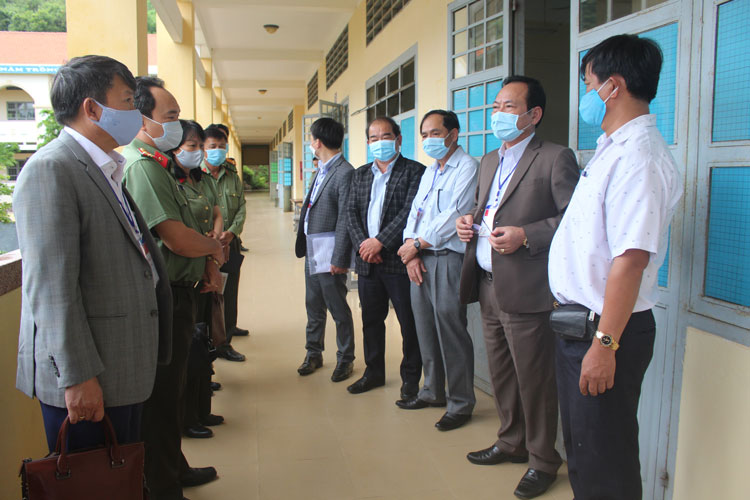 Đồng chí Nguyễn Văn Yên cùng các đồng chí trong đoàn kểm tra trao đổi với lãnh đạo Trường THPT Hùng Vương (Đơn Dương) về công tác chuẩn bị cho kỳ thi tốt nghiệp THPT 2020