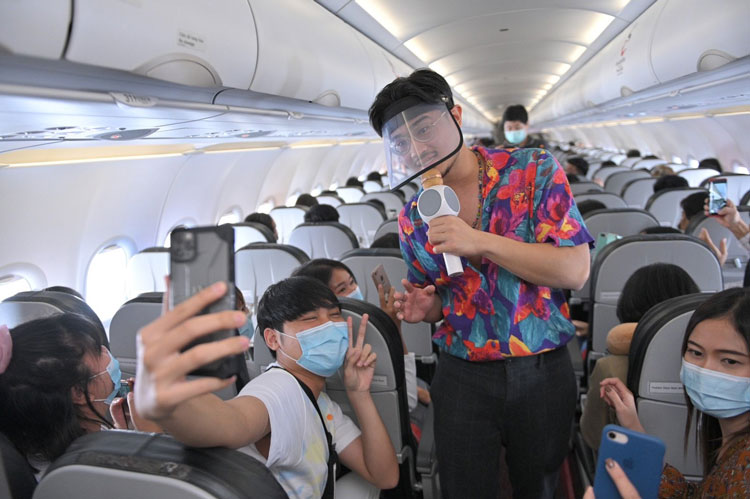 Ca sỹ Thái Lan GunGun biểu diễn khai trương đường bay mới của Thai Vietjet