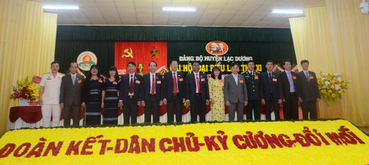 Đoàn đại biểu đi dự Đại hội Đảng bộ tỉnh Lâm Đồng lần thứ XI ra mắt Đại hội