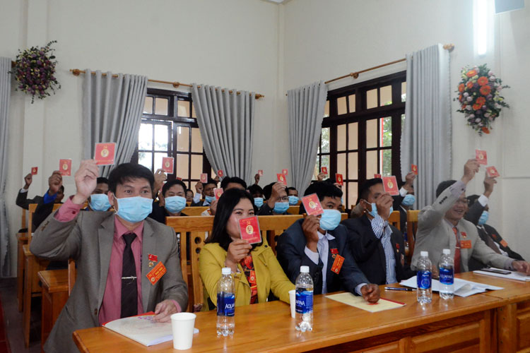 Các đại biểu biểu quyết thông qua Nghị quyết Đại hội