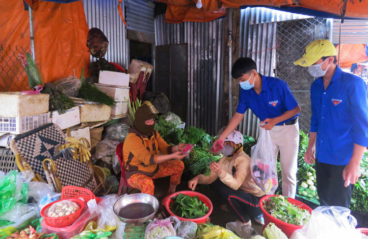 ĐVTN tặng khẩu trang cho các tiểu thương buôn bán tại các chợ nông thôn trên địa bàn huyện Bảo Lâm
