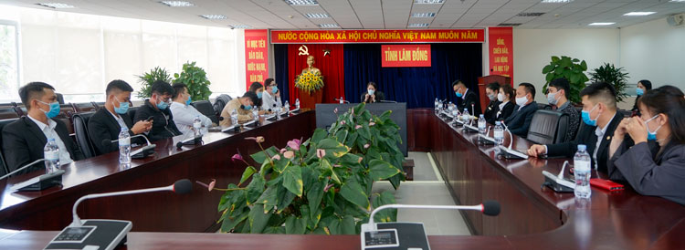 Các đại biểu tham dự tại điểm cầu Lâm Đồng là đại diện các doanh nghiệp, Sở Văn hóa Thể thao và Du lịch, Trung tâm Xúc tiến Đầu tư Thương mại và Du lịch thực hiện nghiêm túc các biện pháp phòng dịch khi tham dự hội nghị