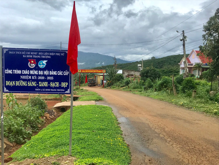 Huyện Đoàn Di Linh thực hiện tuyến đường hoa, chào mừng đại hội Đảng bộ huyện lần thứ XV