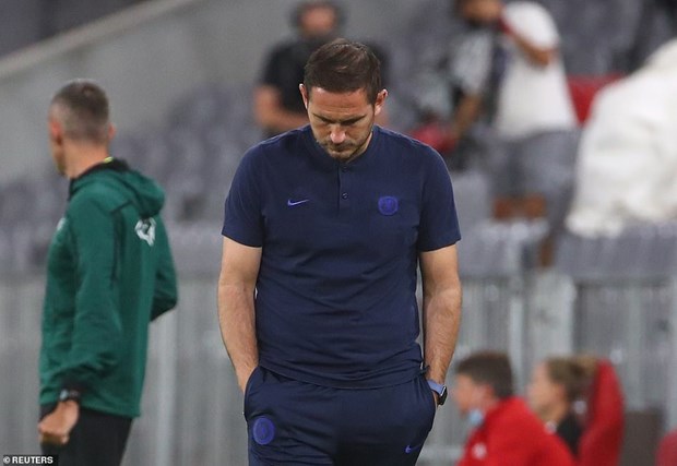 Lampard buồn bã khi chứng kiến đội nhà nhận thất bại đậm