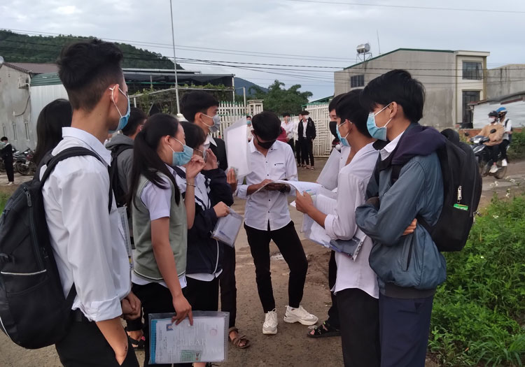 Tất cả thí sinh đều chủ động đeo khẩu trang khi đến dự thi tại điểm thi Trường THPT Phan Đình Phùng (xã Đạ R’sal, huyện Đam Rông). Ảnh: Văn Tâm