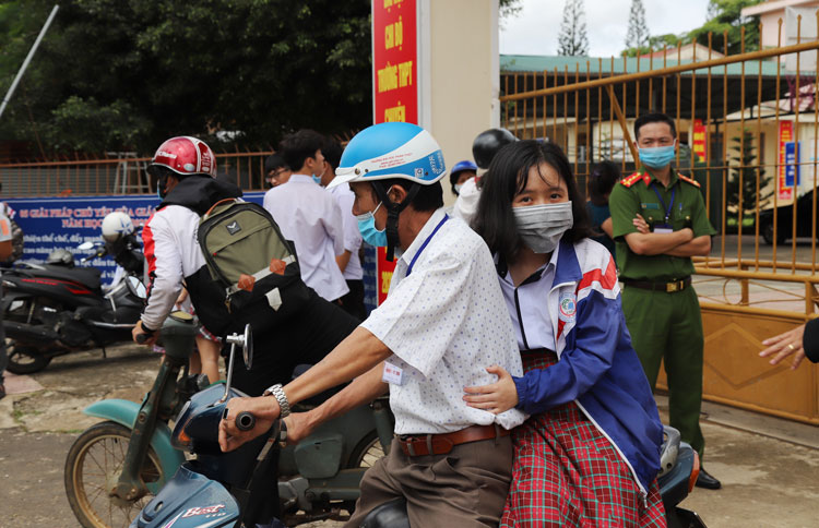 Em Trịnh Thị Tố Uyên được bảo vệ Trường THPT Chuyên Bảo Lộc đưa đón đi thi tốt nghiệp 