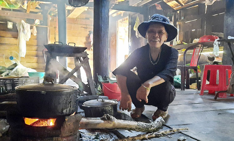 Bà Nông Thị Sẻn bên bếp lửa truyền thống của người Nùng 