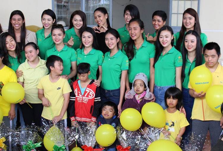 Các người đẹp Hoa hậu Hoàn vũ Việt Nam năm 2017 trong một lần đến thăm Trung tâm Nuôi dạy con nạn nhân da cam và trẻ khuyết tật TP Bảo Lộc