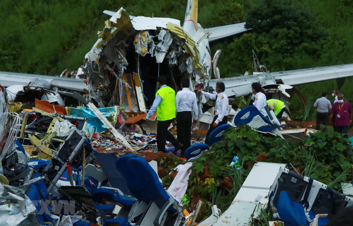 Nhà chức trách điều tra tại hiện trường vụ tai nạn máy bay chở khách của Hãng hàng không Air India Express tại sân bay quốc tế Calicut, bang Kerala, Ấn Độ ngày 8/8/2020