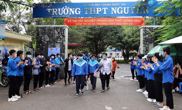 Các thi sinh tại hội đồng thi Trường THPT Nguyễn Du (Bảo Lộc) được các bạn thanh niên tình nguyện chúc mừng sau khi kết thúc môn thi cuối