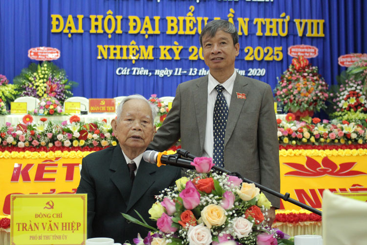 Lão thành cách mạng Hoàng Thanh (96 tuổi đời, 74 tuổi Đảng) người từng gắn bó với Cát Tiên kể lại  những ngày đầu gian khó, bày tỏ niềm vui trước sự phát triển, đổi thay và niềm tin yêu, kỳ vọng vào thế hệ lãnh đạo mới của huyện