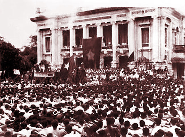 Mít tinh Tổng khởi nghĩa Tháng Tám năm 1945 tại Quảng trường Nhà hát Lớn (19/8/1945). Ảnh tư liệu