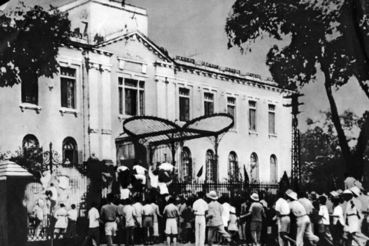 Đoàn người biểu tình ngày 19/8/1945 trước cửa Bắc Bộ phủ, Hà Nội. Ảnh tư liệu