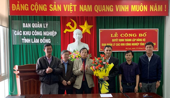 Đồng chí Phạm Thanh Quan - TUV, Bí thư Đảng ủy Khối các cơ quan tỉnh trao quyết định và tặng hoa ra mắt Ban Chấp hành Đảng bộ Ban quản lý các Khu công nghiệp tỉnh Lâm Đồng