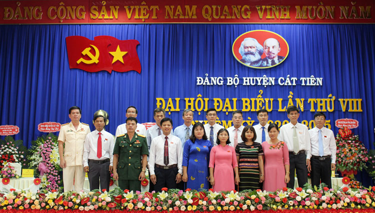 Đoàn đại biểu đi dự Đại hội Đảng bộ tỉnh Lâm Đồng lần thứ XI nhiệm kỳ 2020 - 2025 ra mắt Đại hội