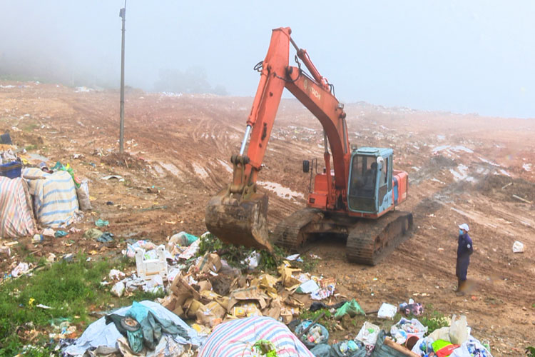 Tiêu hủy hàng hóa tại bãi rác Cam Ly