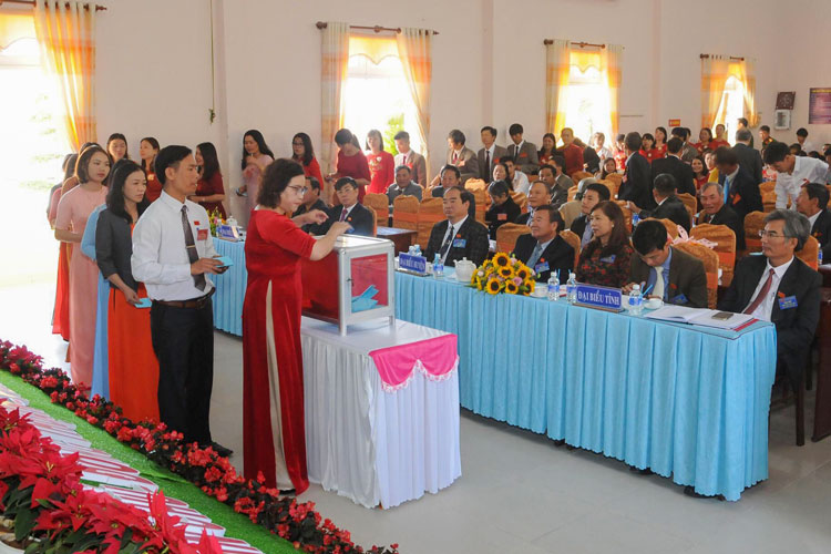 Các đại biểu bỏ phiếu bầu BCH Đảng bộ xã Lạc Lâm nhiệm kỳ 2020 - 2025