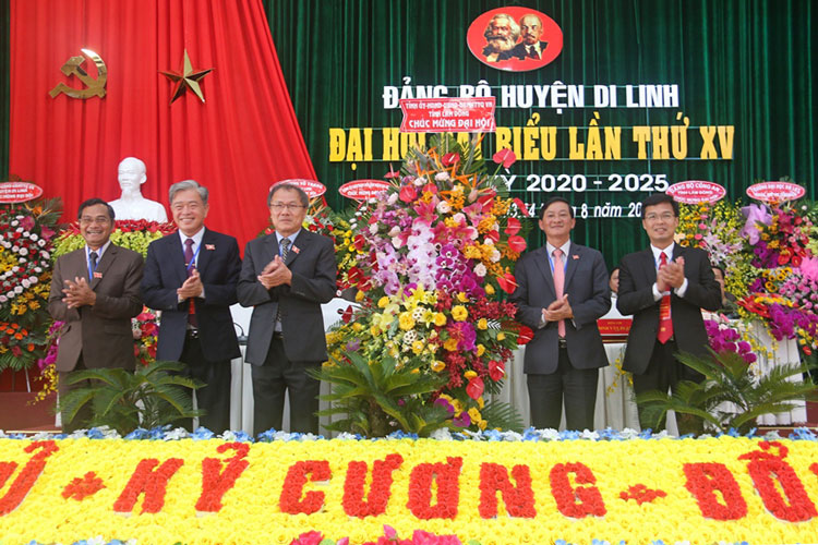 Đồng chí Trần Đức Quận - Phó Bí thư Thường trực Tỉnh ủy, Chủ tịch HĐND tỉnh Lâm Đồng tặng lẵng hoa chúc mừng Đại hội