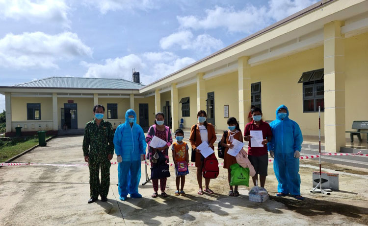 Ban Chỉ đạo phòng chống dịch Covid – 19 huyện Bảo Lâm trao quyết định hoàn thành thời gian cách ly y tế cho 5 công dân
