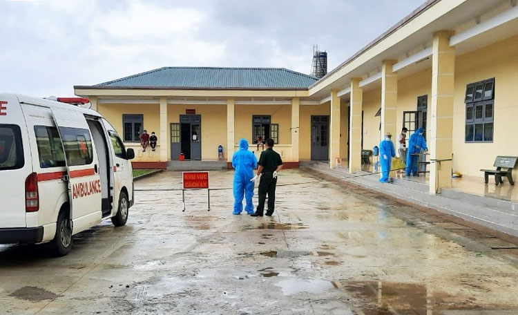 Cán bộ y tế Trung tâm Kiểm soát Bệnh tật tỉnh Lâm Đồng lấy mẫu xét nghiệm người cách ly tại khu cách ly tập trung huyện Bảo Lâm