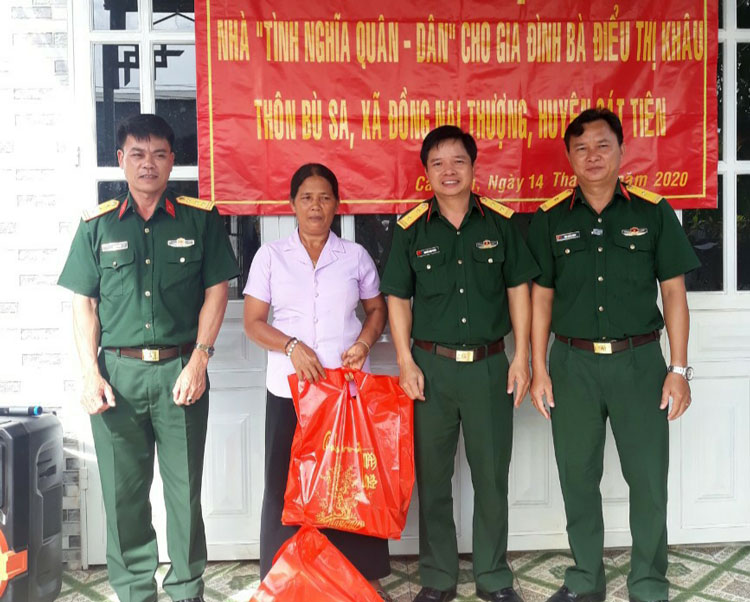 Ban Chỉ huy Quân sự huyện Cát Tiên tặng quà cho gia đình bà Điểu Thị Khâu nhân dịp về ngôi nhà mới