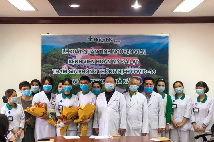 Tập thể Bệnh viện Hoàn Mỹ Đà Lạt tặng hoa động viên 3 tình nguyện viên tham gia tình nguyện vào tâm dịch Đà Nẵng, Quảng Nam