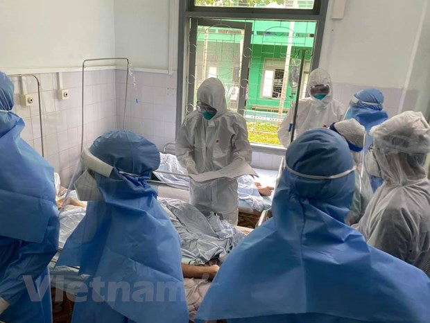 Các bác sỹ điều trị cho bệnh nhân mắc COVID-19 tại Bệnh viện đa khoa khu vực miền núi phía Bắc, Quảng Nam
