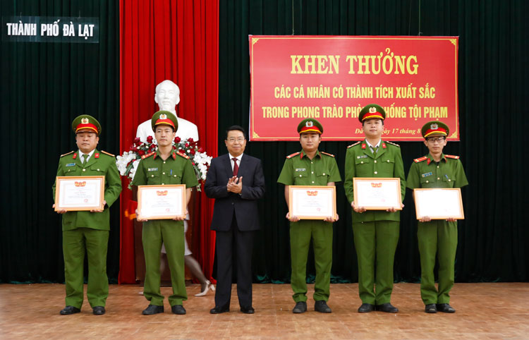 Chủ tịch UBND TP Đà Lạt Tôn Thiện San trao giấy khen cho các cá nhân có thành tích xuất sắc trong phòng trào phòng chống tội phạm
